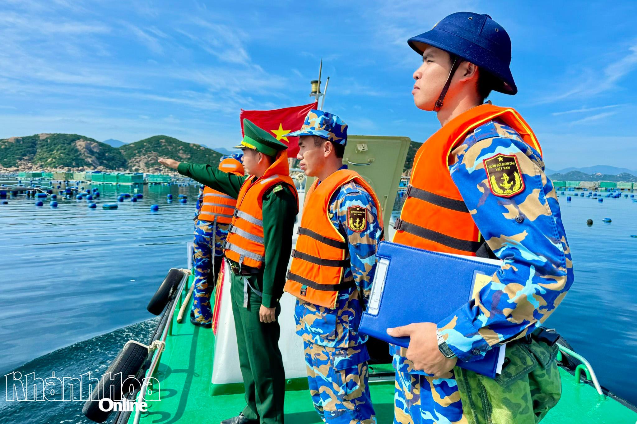 Các lực lượng phối hợp kiểm tra trên vịnh Cam Ranh.