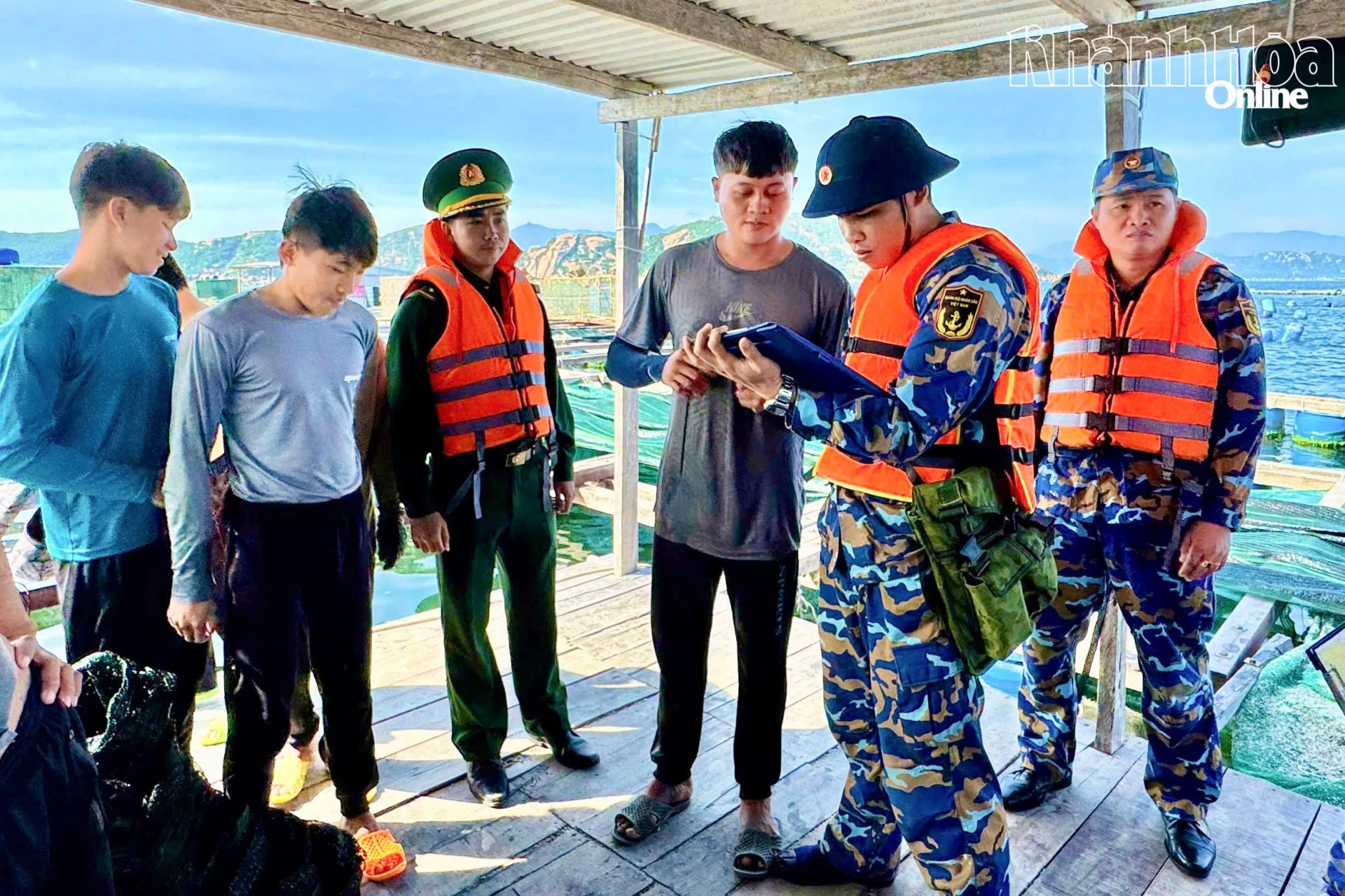 Kiểm tra hoạt động của ngư dân trên vịnh Cam Ranh.