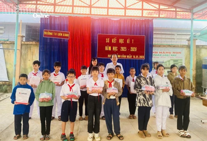 Hội Liên hiệp Phụ nữ xã Nam Khánh Vĩnh tặng 60 suất quà cho học sinh có hoàn cảnh khó khăn