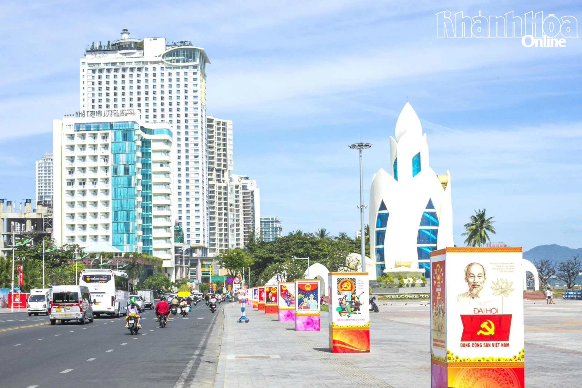 Tranh cổ động tuyên truyền về Đại hội đại biểu toàn quốc lần thứ XIV của Đảng được trưng bày ở khu vực Quảng trường 2 tháng 4 (phường Nha Trang). Ảnh: BẢO DUY