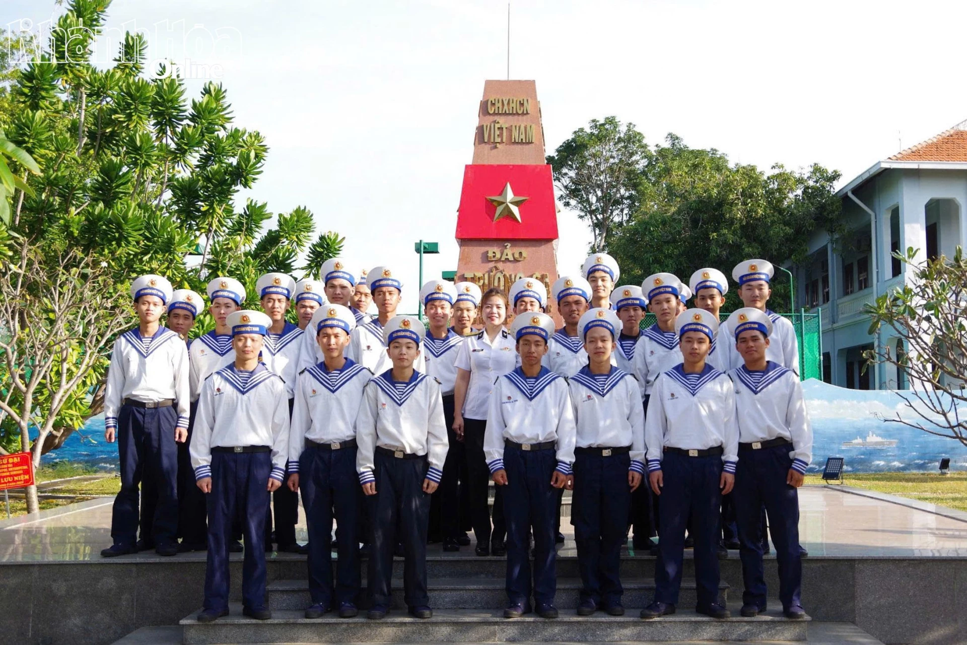 Đoàn chụp hình lưu niệm tại cột mốc chủ quyền.