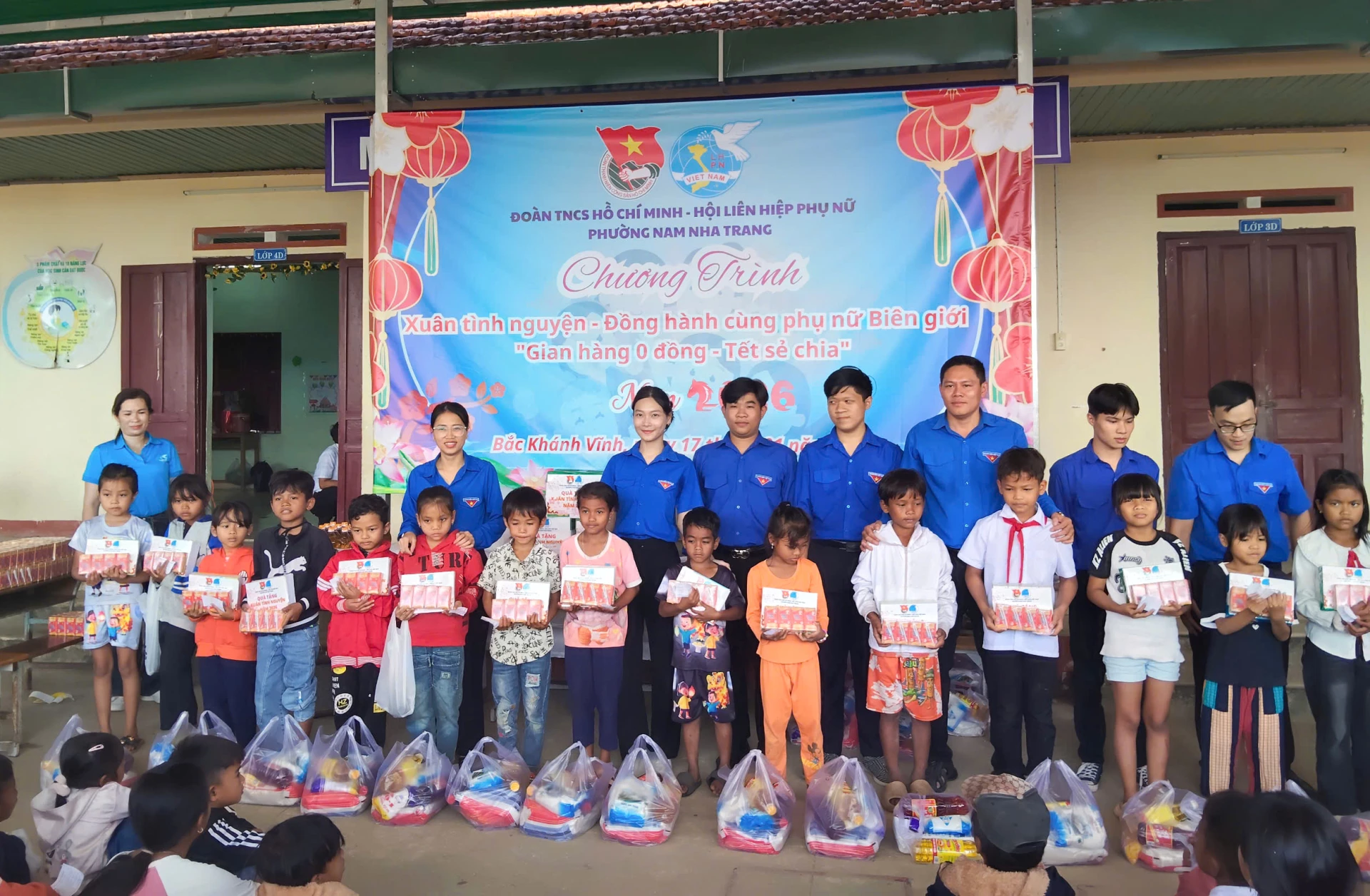 Những phần quà nhằm động viên các em vượt khó, vươn lên trong học tập.