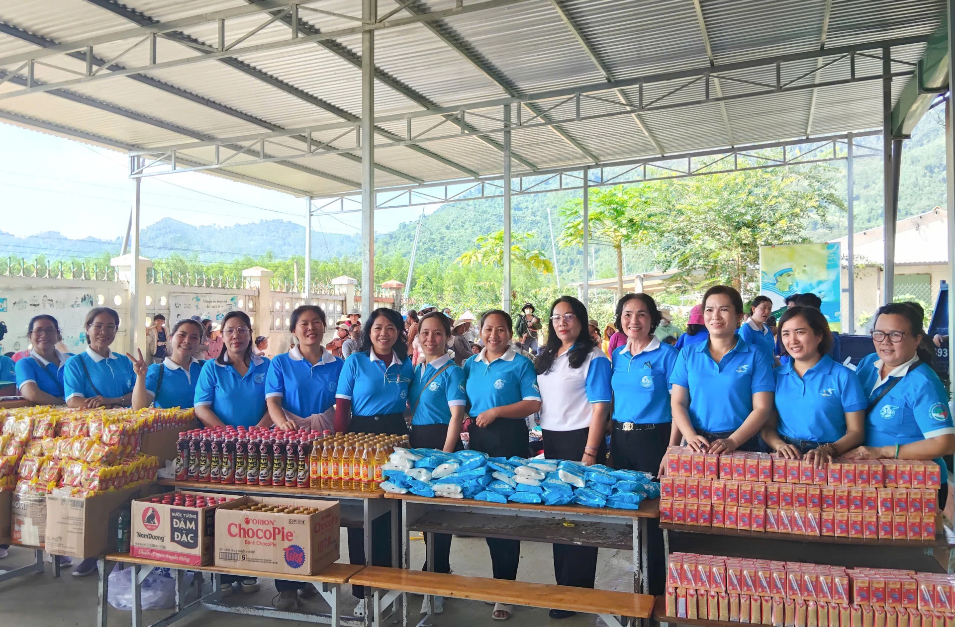 Các nhu yếu phẩm tại gian hàng 0 đồng để trao tặng cho người dân.