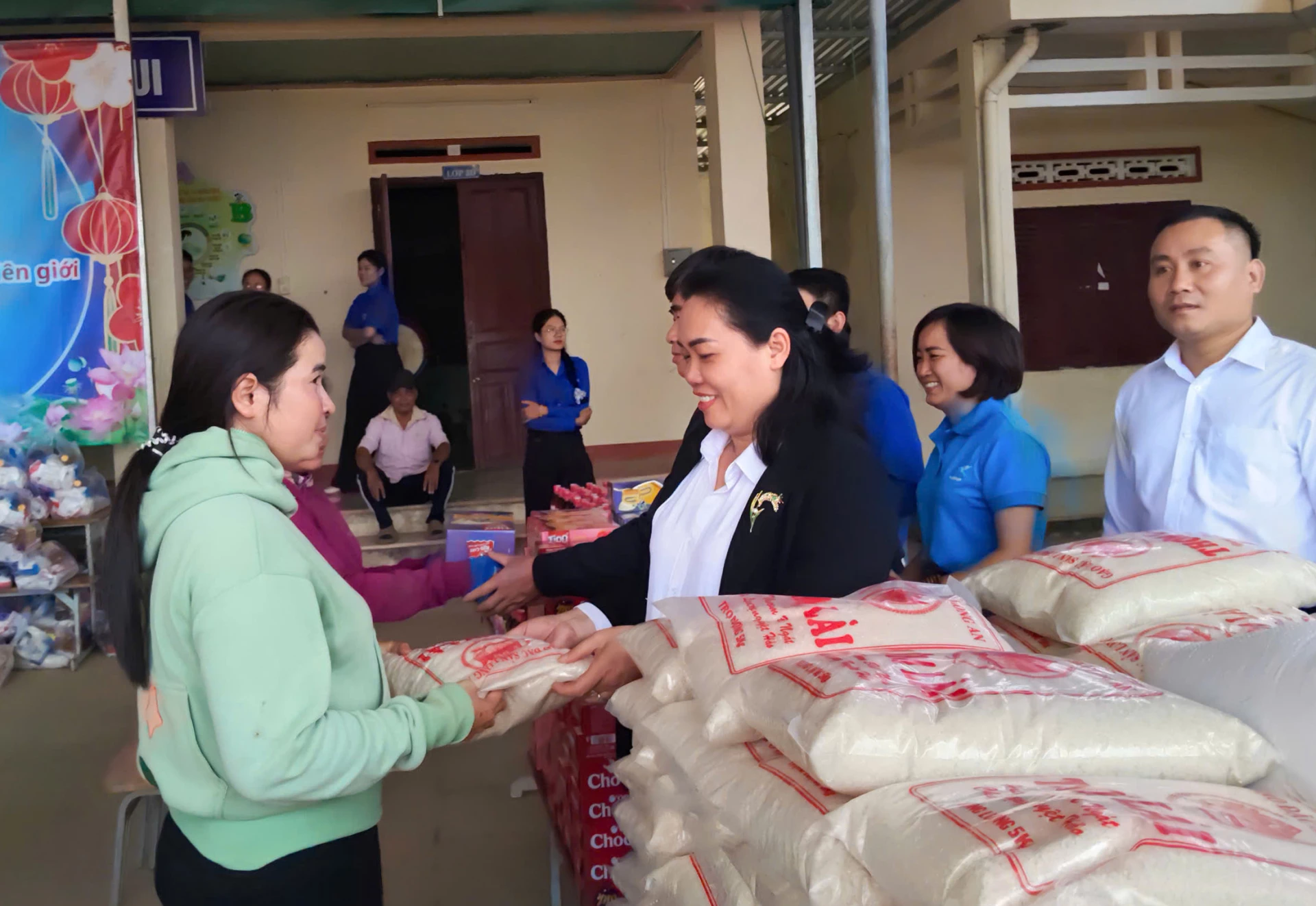 Người dân nhận nhu yếu phẩm tại gian hàng 0 đồng.