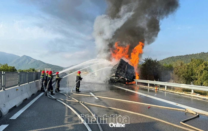 Cháy xe ô tô tải trên cao tốc Cam Lâm - Vĩnh Hảo