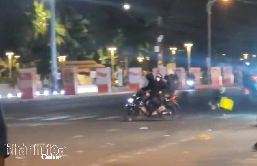 2 thanh niên cầm theo ghế nhựa truy đuổi theo thì bị đánh trả bằng hung khí.