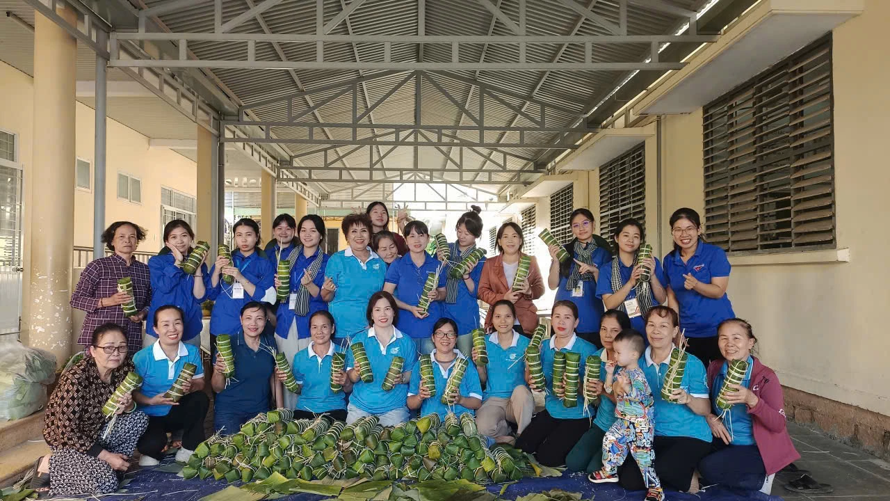 Các đơn vị đã tham gia gói 100 đòn bánh tét để tặng người dân.