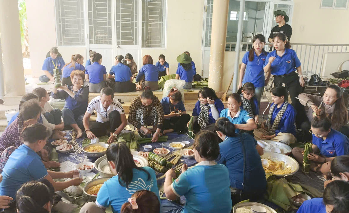 Các hội viên, đoàn viên tham gia gói bánh tét tặng cho các gia đình khó khăn.