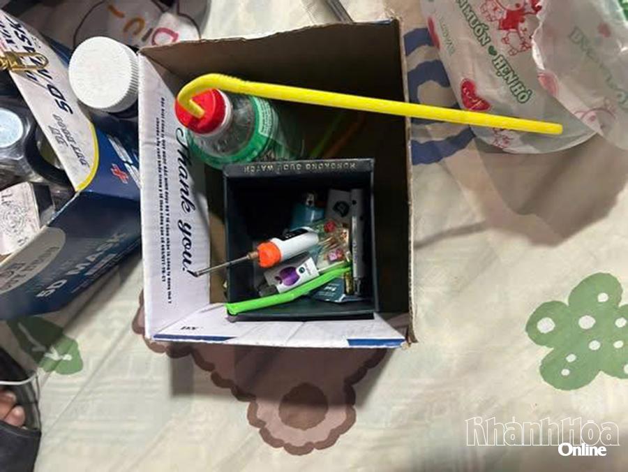 Công an xã Vạn Thắng thu giữ tang vật trong vụ án liên quan đến tội phạm ma túy