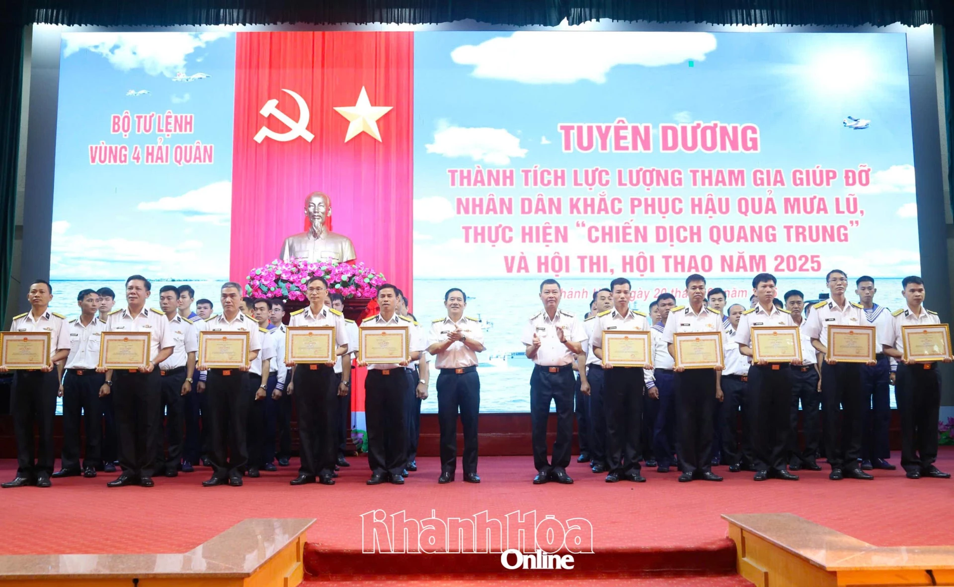 Thủ trưởng Bộ Tư lệnh Vùng 4 Hải quân tuyên dương các tập thể, cá nhân.