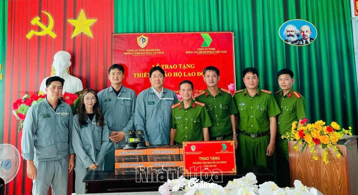 Công ty TNHH Đóng tàu HD Hyundai Việt Nam tặng  giày bảo hộ cho lực lượng cảnh sát phòng cháy, chữa cháy và cứu nạn, cứu hộ