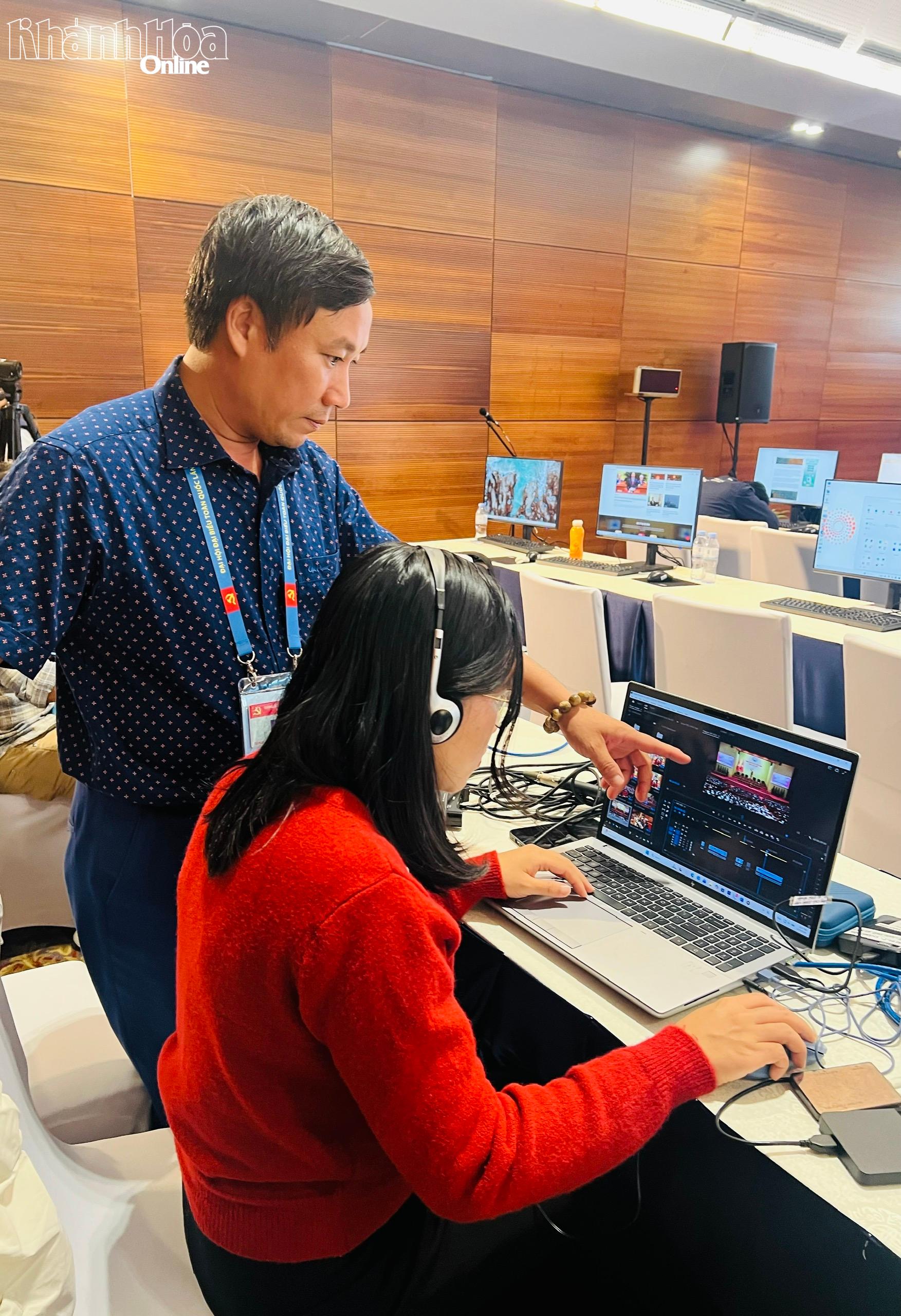 Phóng viên Báo và Phát thanh truyền hình Khánh Hòa tác nghiệp tại Trung tâm Báo chí Đại hội XIV của Đảng