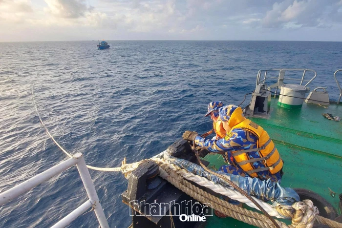 Tàu Trường Sa 10 kịp thời cứu nạn tàu cá tỉnh Khánh Hòa gặp sự cố