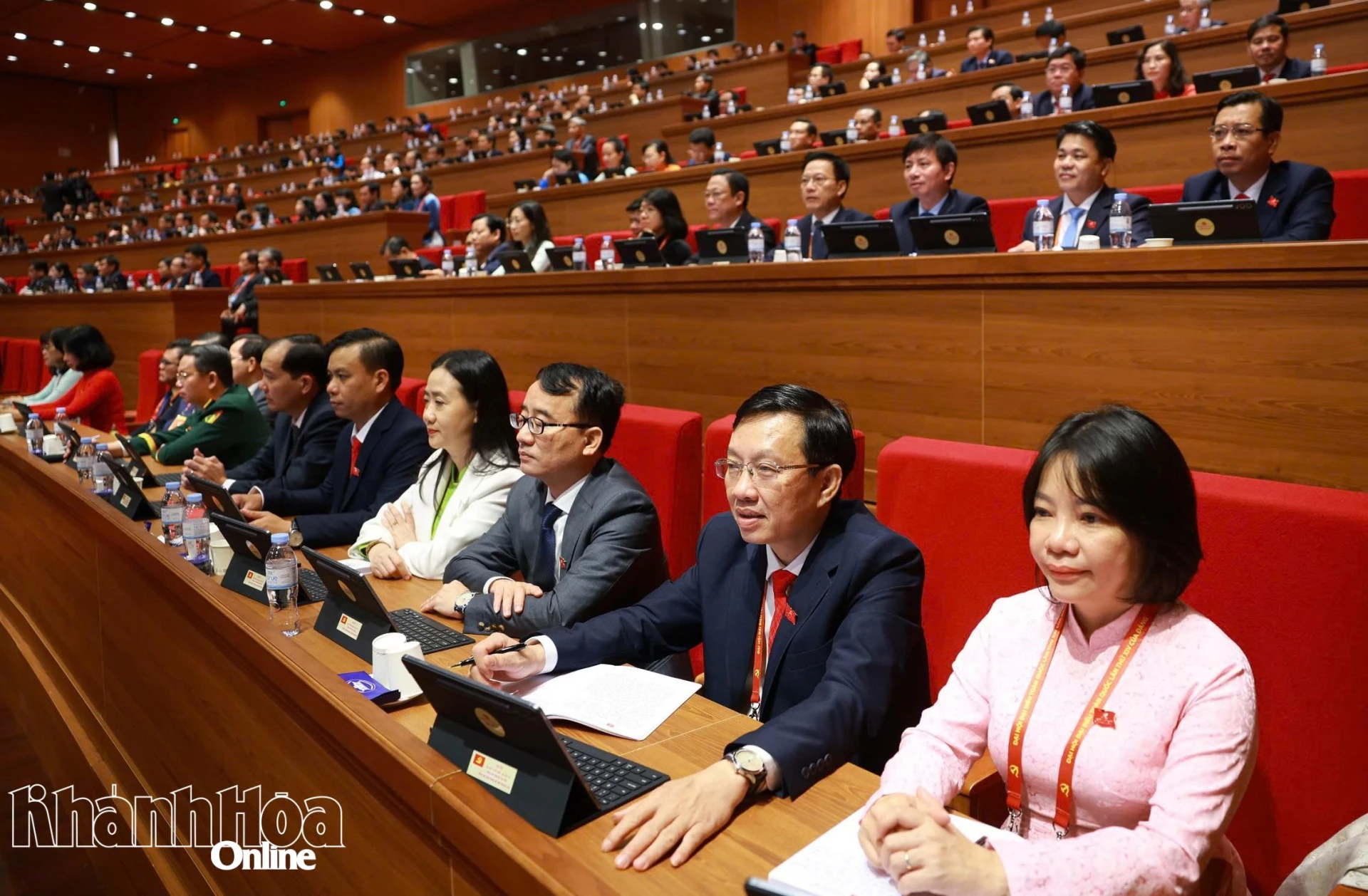 Đoàn đại biểu Đảng bộ tỉnh Khánh Hòa dự phiên thảo luận.