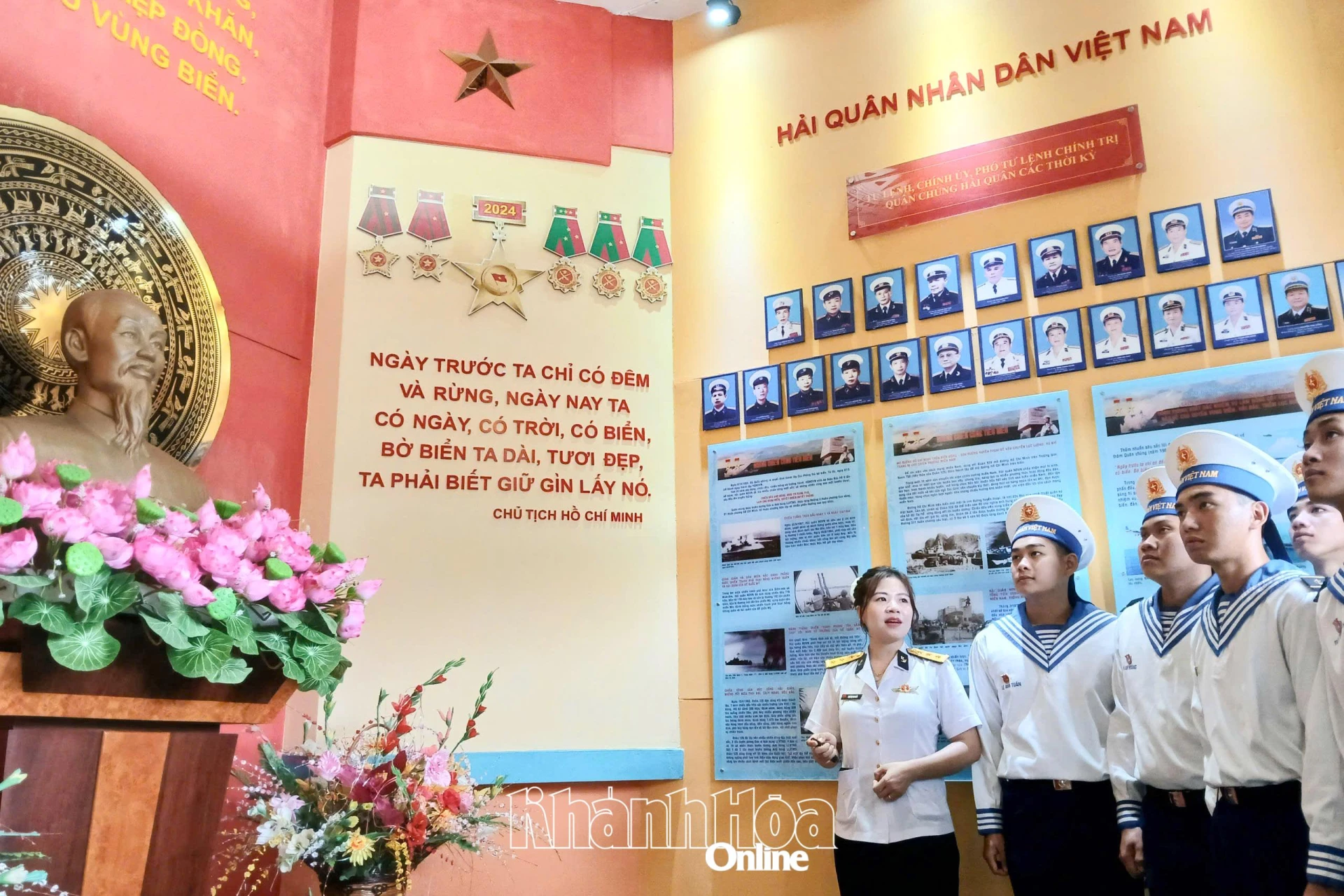 Các hạ sĩ quan, binh sĩ học tập tại Nhà truyền thống Vùng 4 Hải quân.