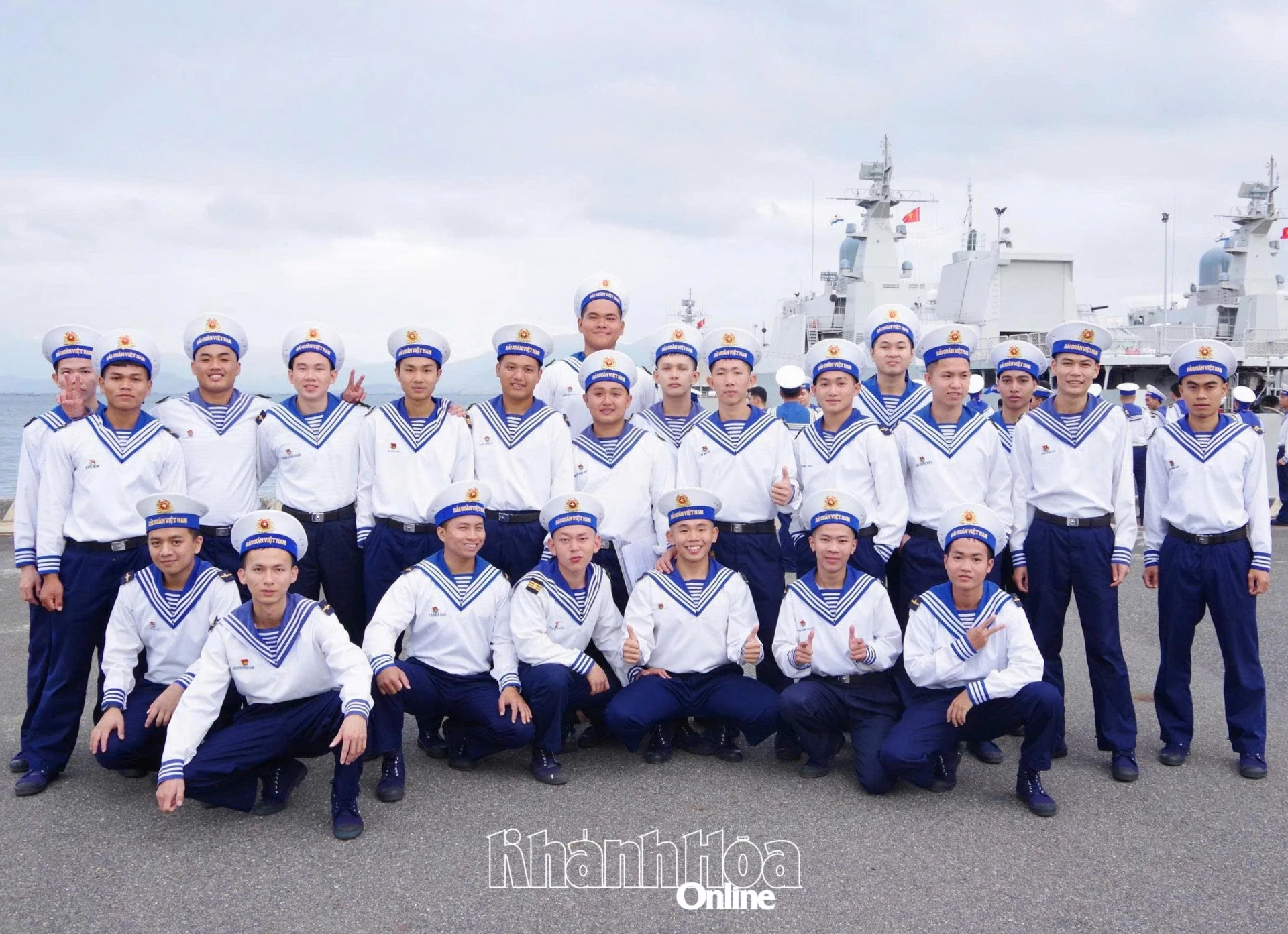 Các hạ sĩ quan, binh sĩ tham quan, học tập tại cầu cảng Lữ đoàn 162.