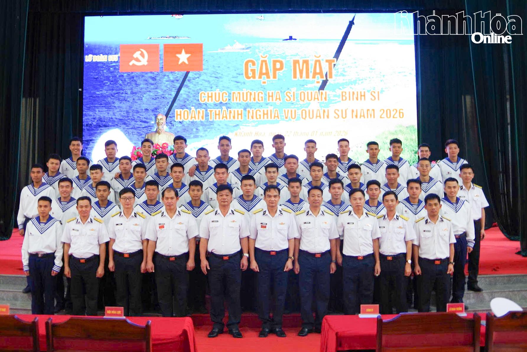 Thủ trưởng lữ đoàn chụp hình lưu niệm cùng các hạ sĩ quan, binh sĩ.