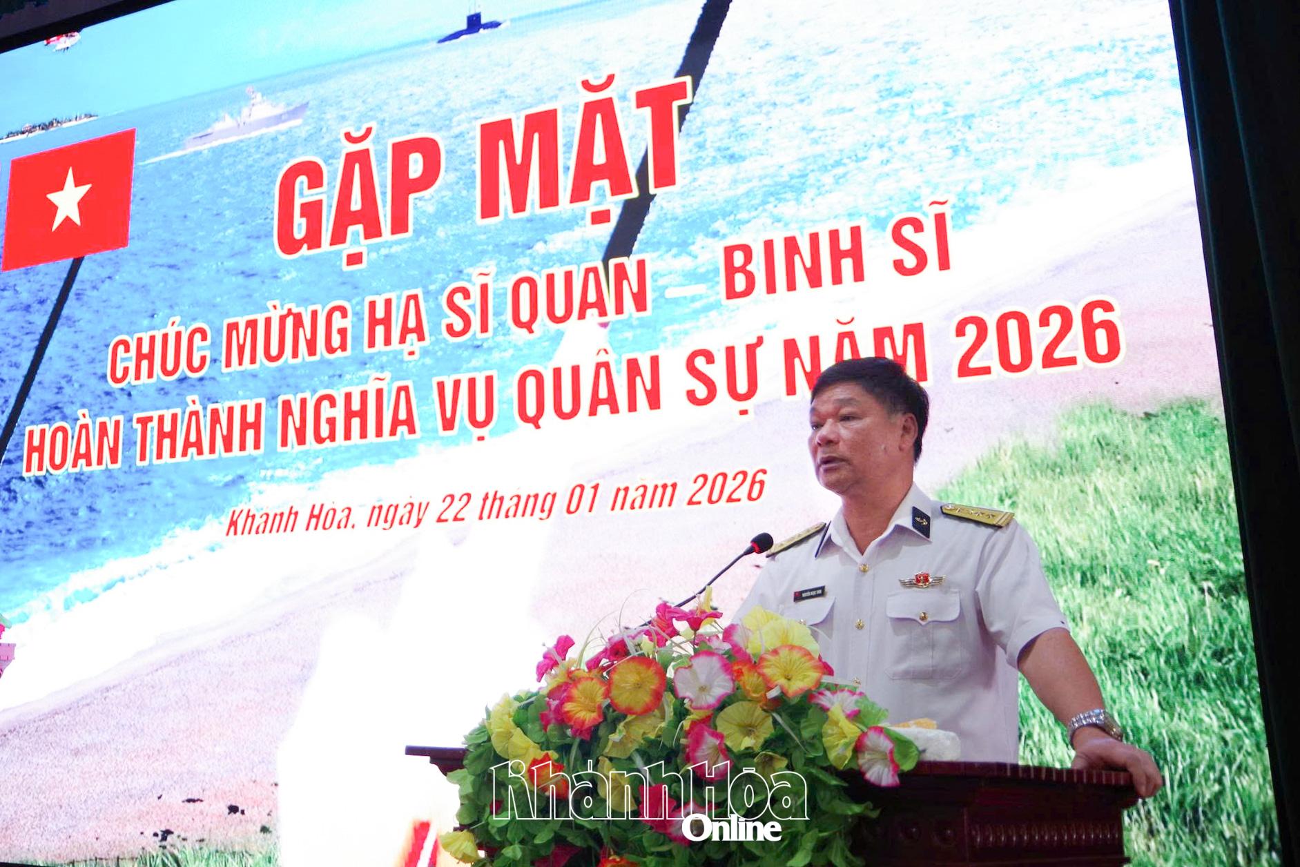 Đại tá Nguyễn Ngọc Vinh - Bí thư Đảng ủy, Chính ủy Lữ đoàn 685 động viên, chúc mừng các chiến sĩ.