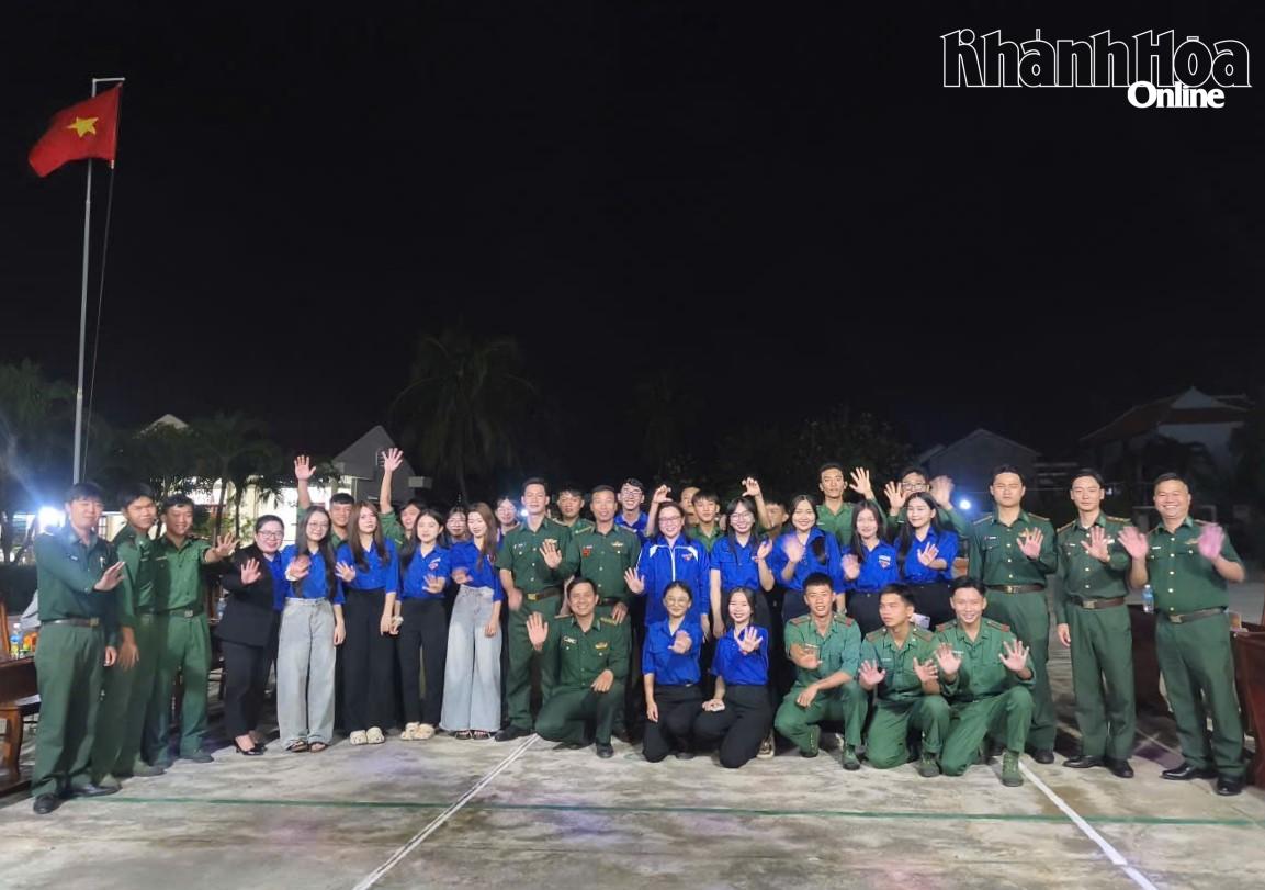 Cán bộ, đoàn viên, chiến sĩ 2 đơn vị chụp hình lưu niệm tại buổi gặp mặt.