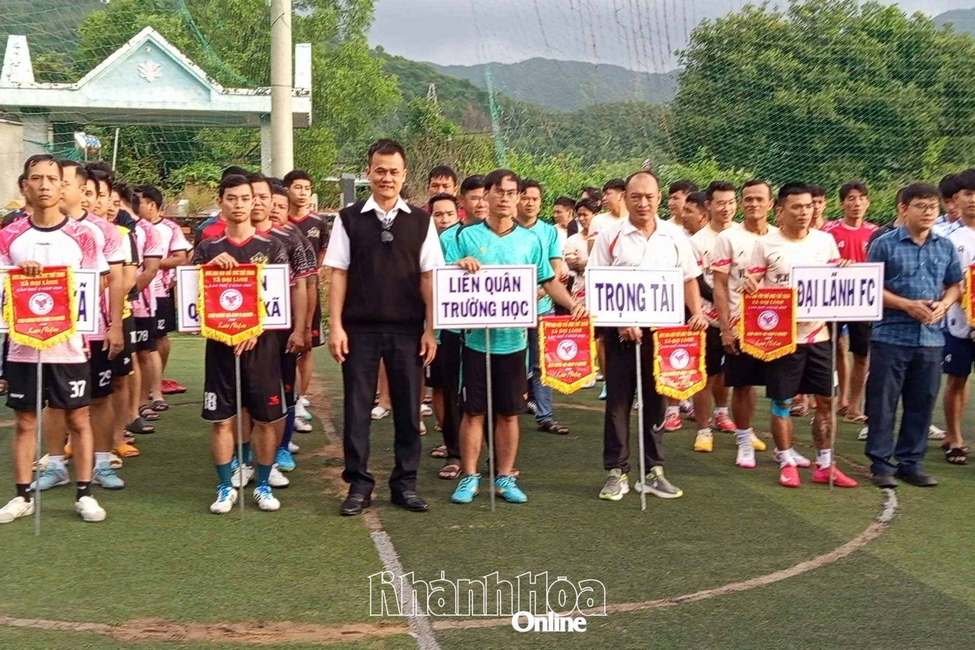 Ban tổ chức giải trao cờ lưu niệm cho các đội.