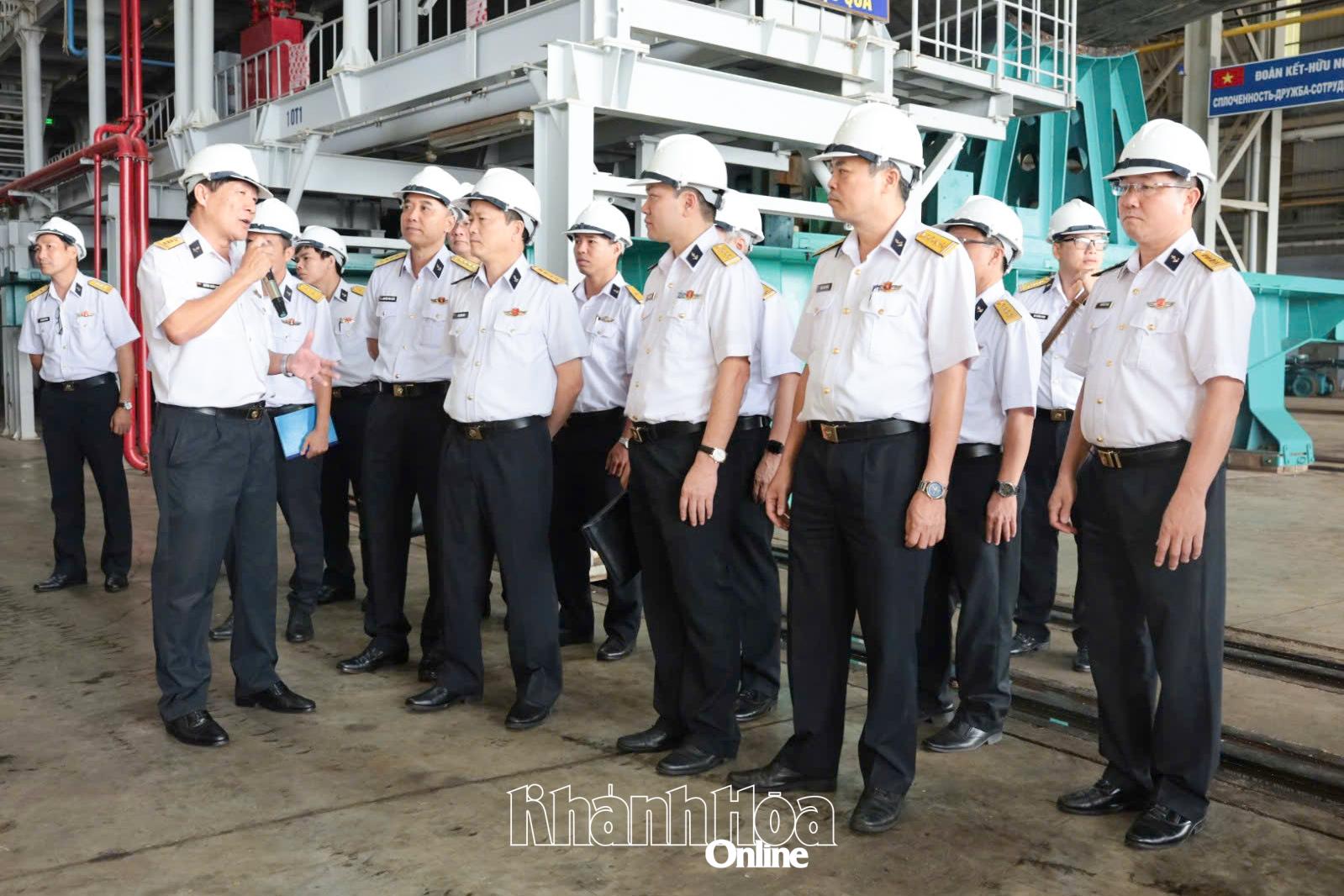 Đoàn tham quan thực tế tại Nhà máy X52.