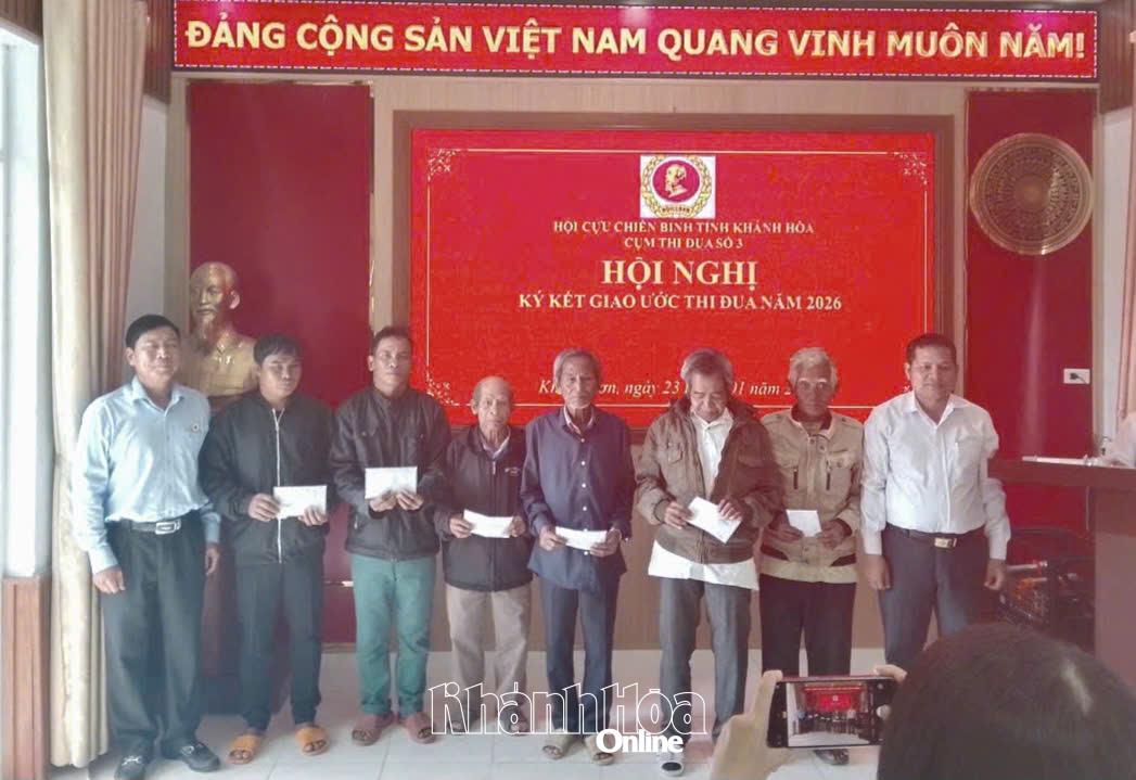Ban tổ chức tặng quà cho các hội viên có hoàn cảnh khó khăn.
