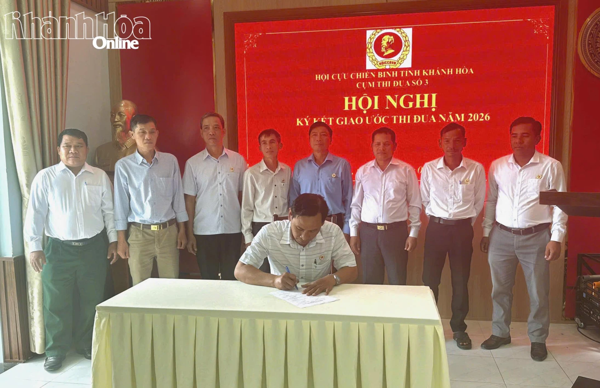 Các đơn vị ký kết giao ước thi đua.