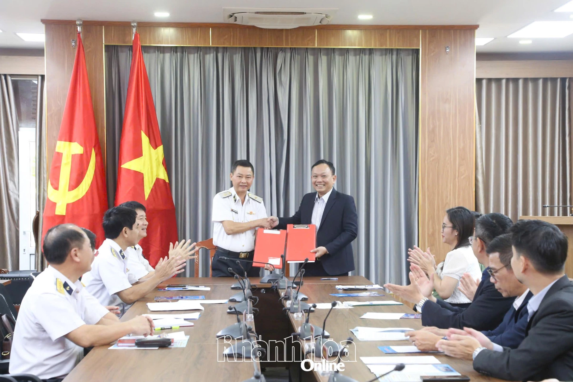 Đại diện hai bên ký kết quy chế phối hợp hoạt động.