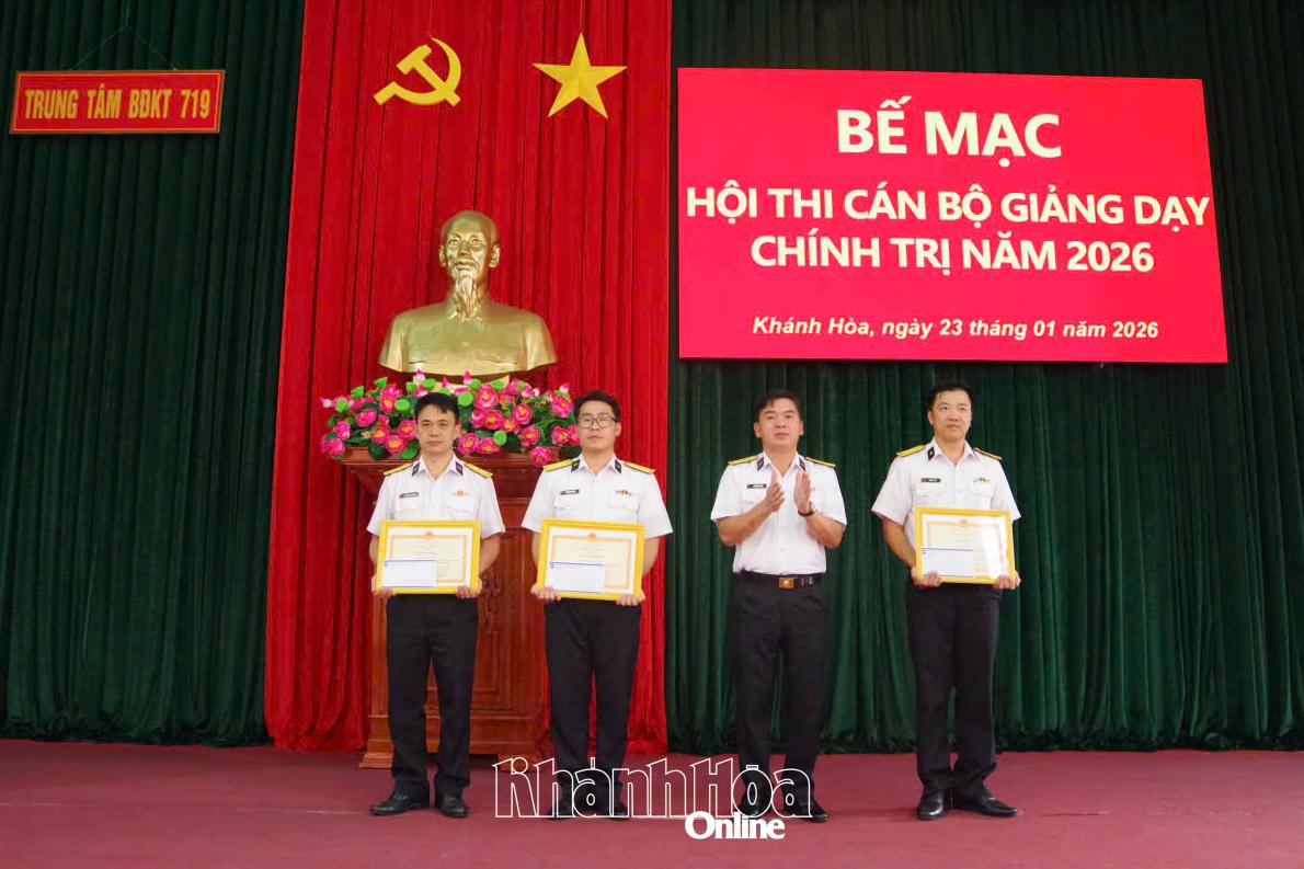 Chỉ huy trung tâm trao khen thưởng các thí sinh xuất sắc.