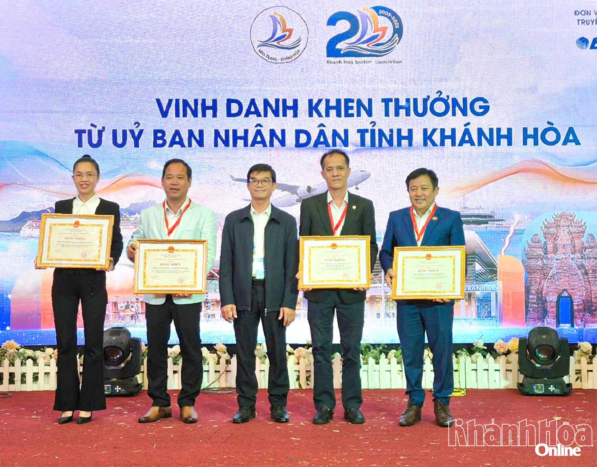 Lãnh đạo Sở Nội vụ trao bằng khen của UBND tỉnh cho các tập thể có thành tích xuất sắc.