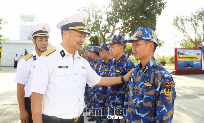 Chính ủy Vùng 4 Hải quân kiểm tra công tác sẵn sàng chiến đấu tại Trạm Ra đa Hòn Tre