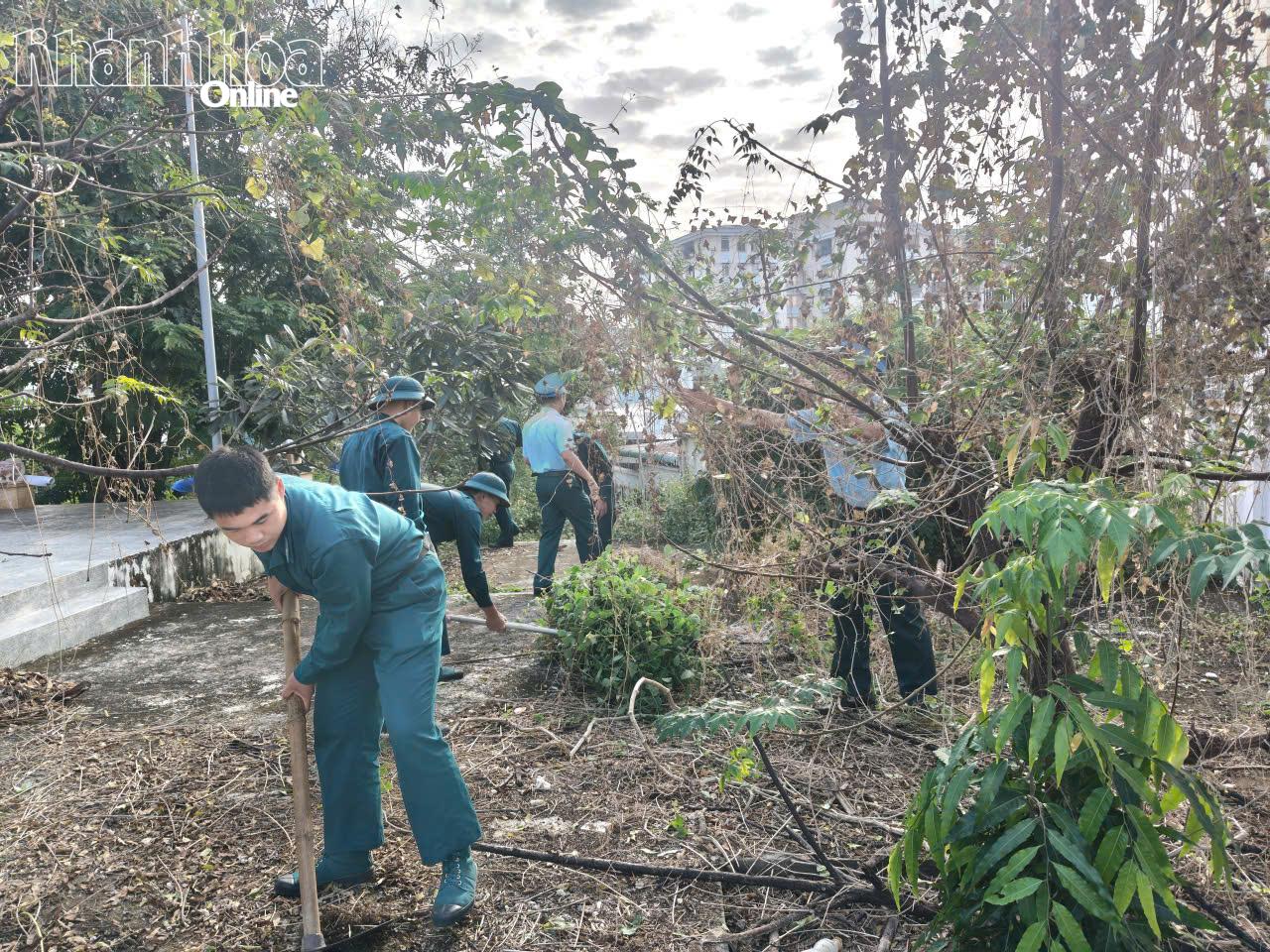Tuổi trẻ 2 đơn vị dọn dẹp, chỉnh trang cảnh quan khuôn viên Đài tưởng niệm liệt sĩ.