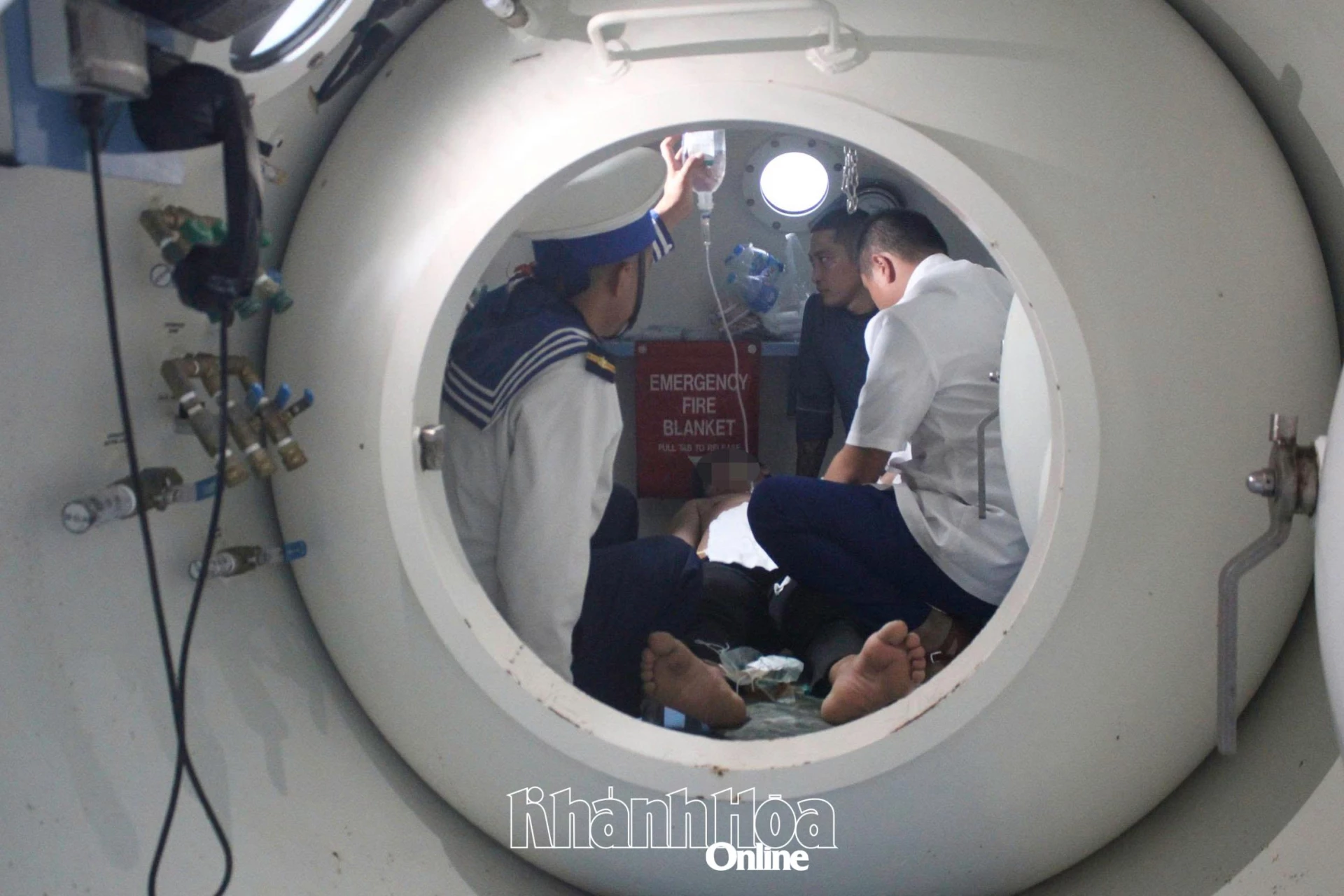 Điều trị tái tăng áp cho bệnh nhân.