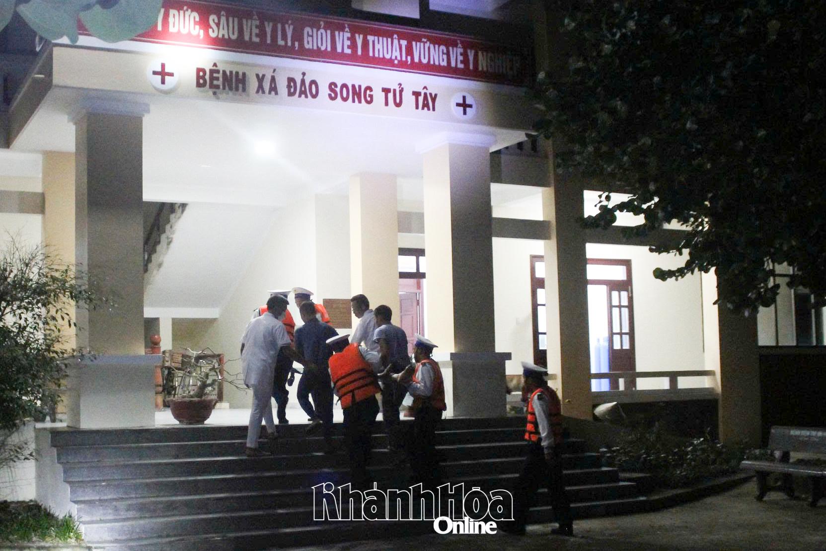 Bệnh nhân được đưa vào bệnh xá đảo tối 26-1.