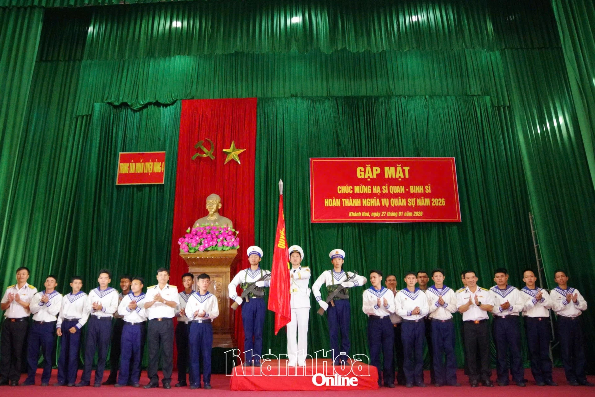 Chỉ huy trung tâm gặp mặt, chúc mừng các hạ sĩ quan, binh sĩ.