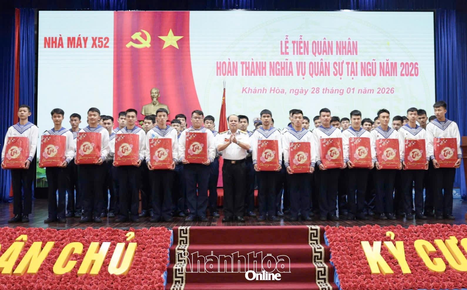 Chỉ huy Nhà máy tặng quà đến các chiến sĩ.