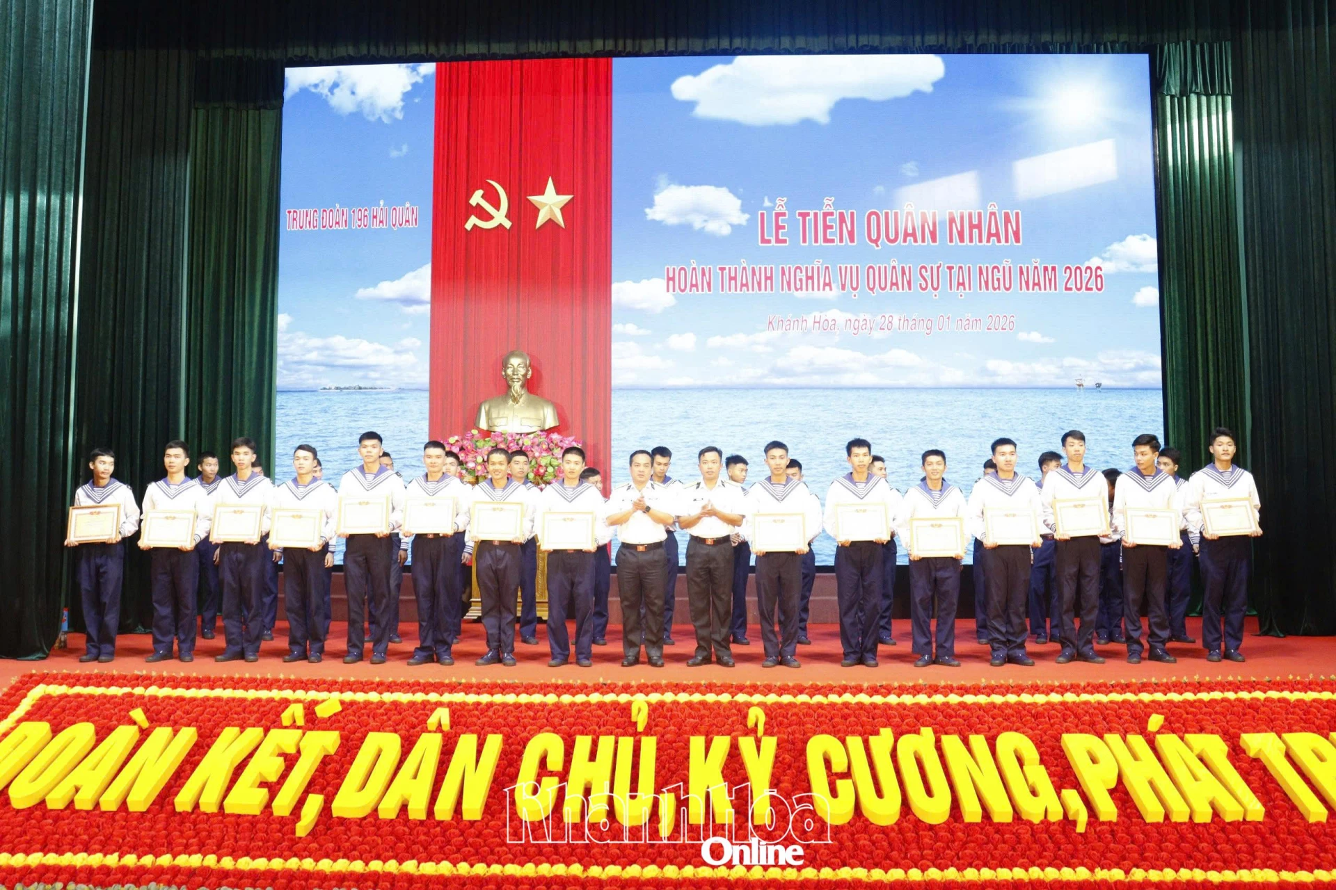 Chỉ huy trung đoàn tặng quà cho các chiến sĩ xuất ngũ.