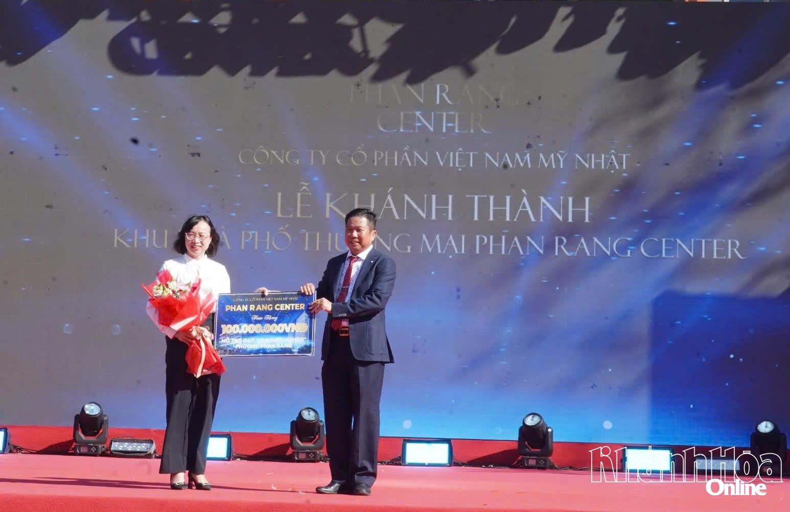 Lãnh đạo Công ty Cổ phần Việt Nam Mỹ Nhật trao bảng tượng trưng 100 triệu đồng ủng hộ Quỹ người nghèo phường Phan Rang.
