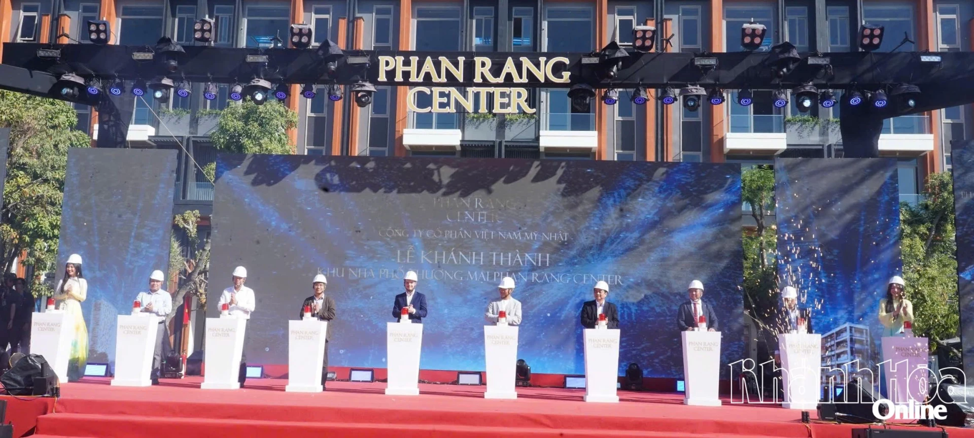 Các đại biểu thực hiện nghi thức bấm nút khánh thành dự án.