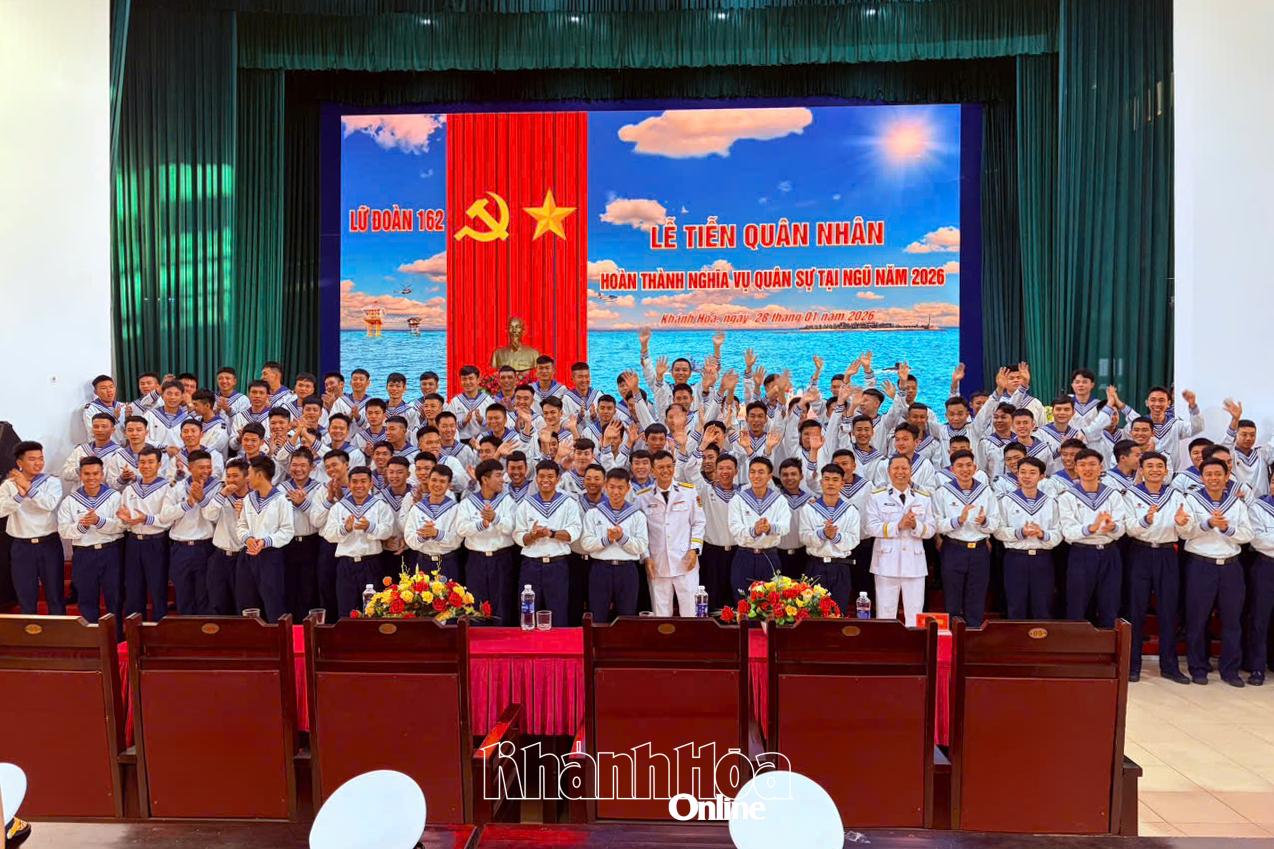 Cán bộ, chiến sĩ Lữ đoàn 162 chụp ảnh lưu niệm.