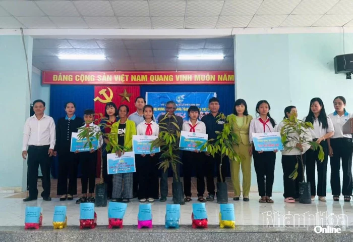 Hội Liên hiệp Phụ nữ xã Nam Khánh Vĩnh tổ chức chương trình “Mẹ đỡ đầu – Yêu thương sẻ chia”