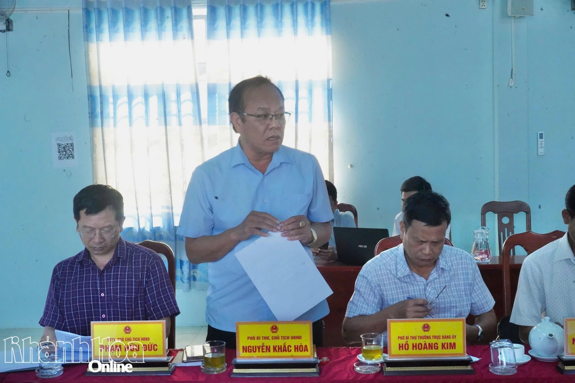 Lãnh đạo xã Ninh Hải báo cáo công tác bầu cử tại buổi kiểm tra.