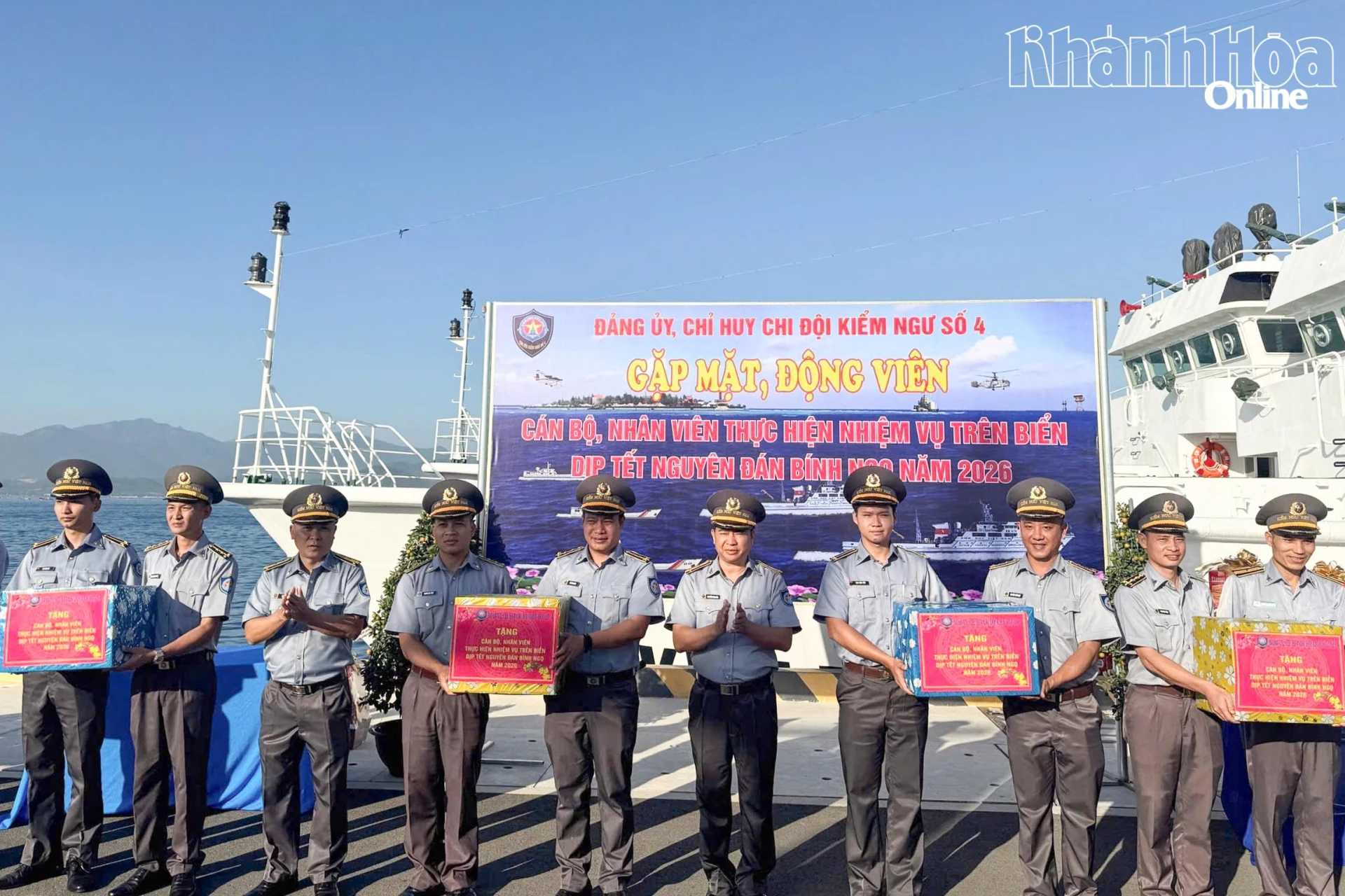 Đảng ủy, chỉ huy chi đội tặng quà các lực lượng tham gia thực hiện nhiệm vụ.