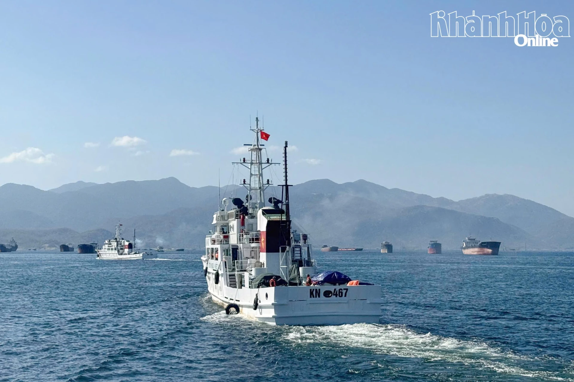 Các tàu rời cảng lên đường thực hiện nhiệm vụ.