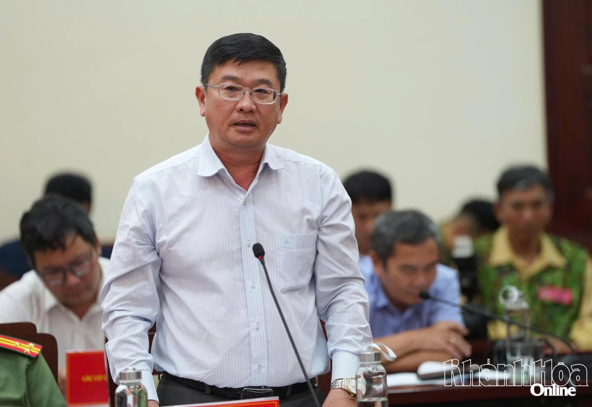 Nhà báo Lê Hoàng Triều – Phó Giám đốc Báo và Phát thanh, Truyền hình Khánh Hòa phát biểu tại buổi gặp mặt.