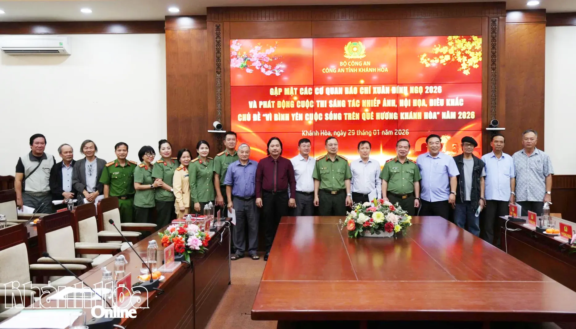 Các đại biểu chụp hình lưu niệm với lãnh đạo Công an tỉnh.