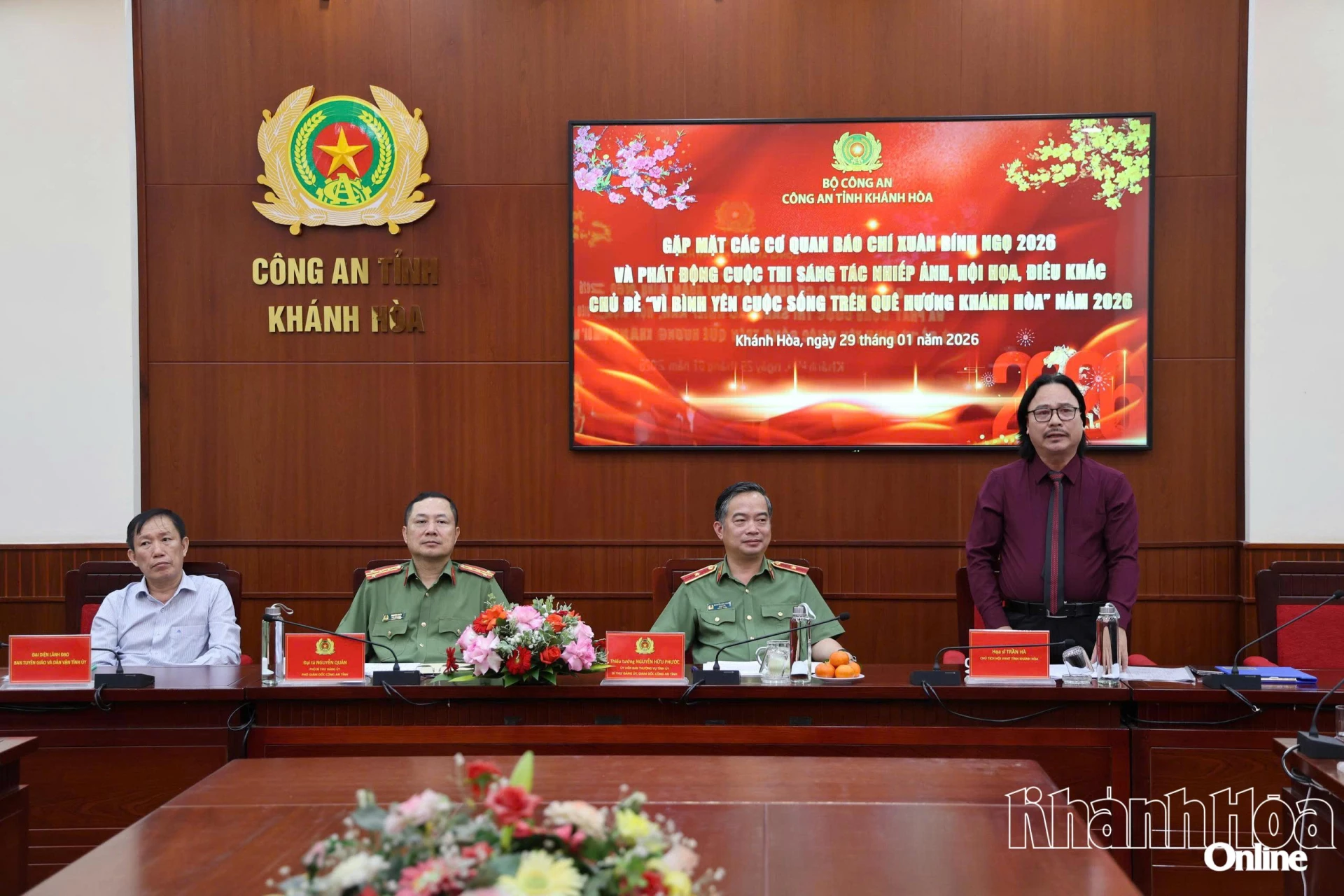 Họa sĩ Trần Hà – Chủ tịch Hội Văn học, Nghệ thuật tỉnh phát biểu tại buổi gặp mặt.