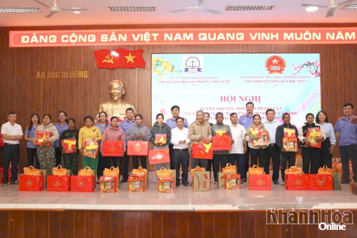 Truyền thông trợ giúp pháp lý và trao quà cho người dân xã Bác Ái Đông