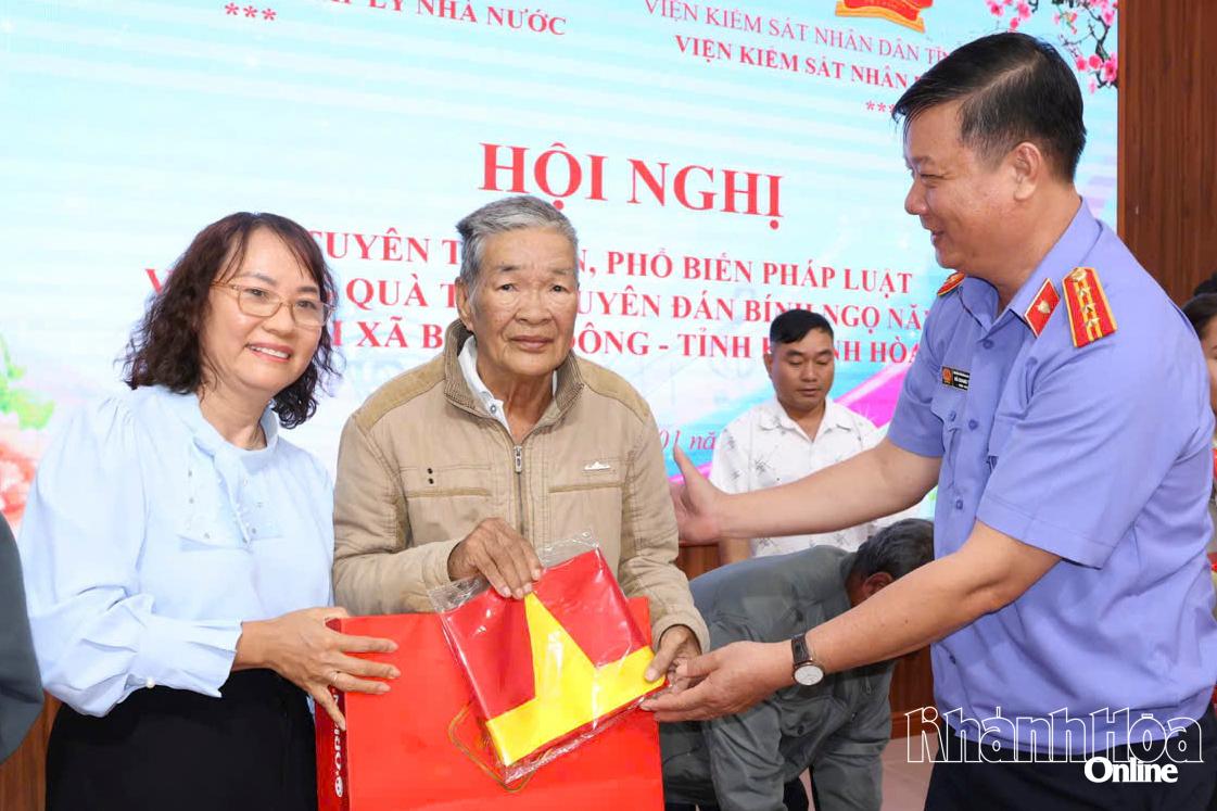 Lãnh đạo Viện kiểm sát nhân dân khu vực 7 trao cờ và quà cho người dân.