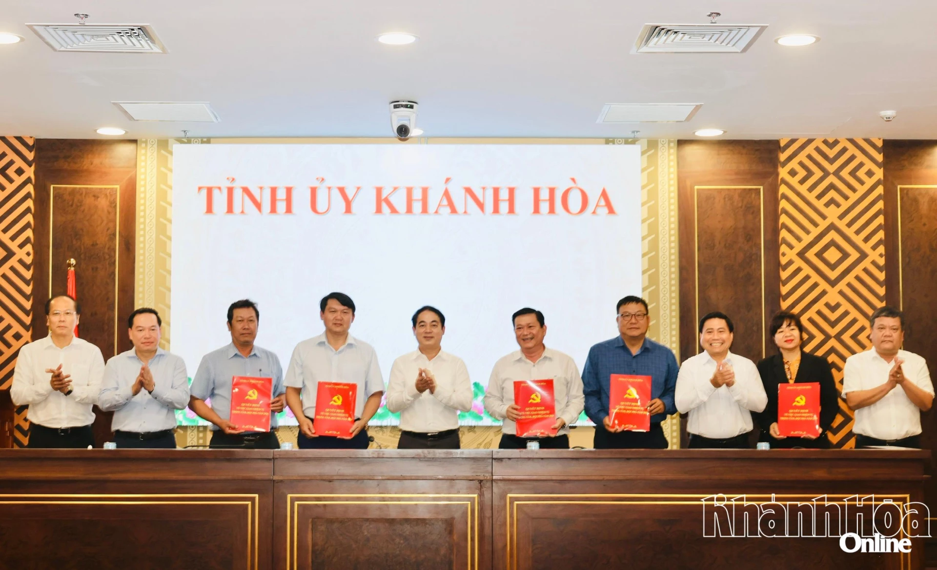 Thường trực Tỉnh ủy trao quyết định giao nhiệm vụ trọng tâm, đột phá cho các cơ quan tham mưu, giúp việc Tỉnh ủy